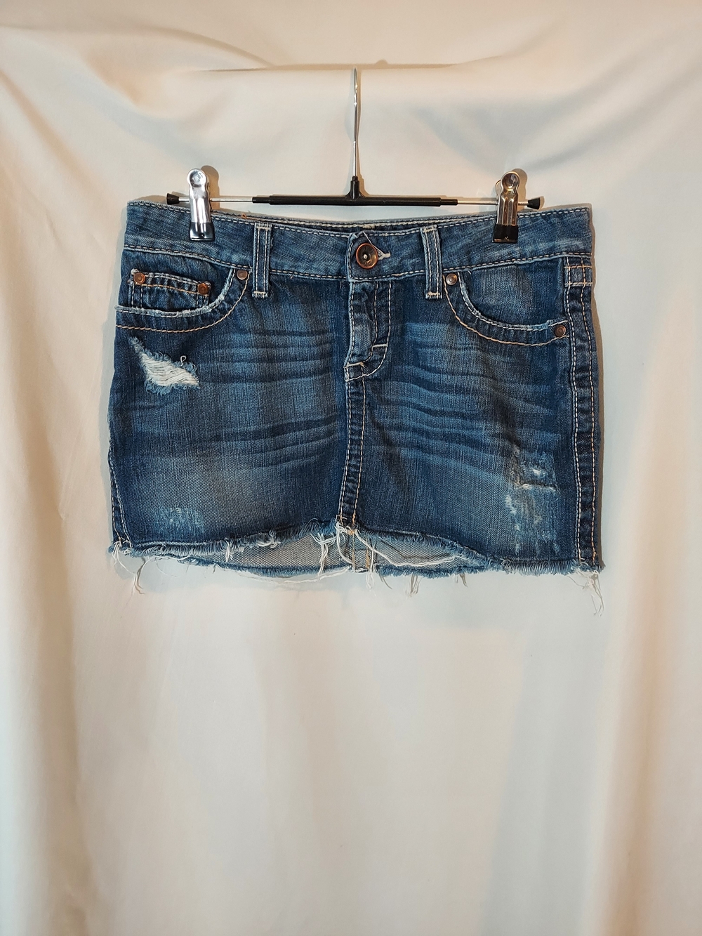 BKE Madison Distressed Denim Mini Skirt Y2K Low Rise Frayed Raw Hem Size 27